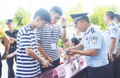 市公安局河东新区分局举行“警营开放日”活动